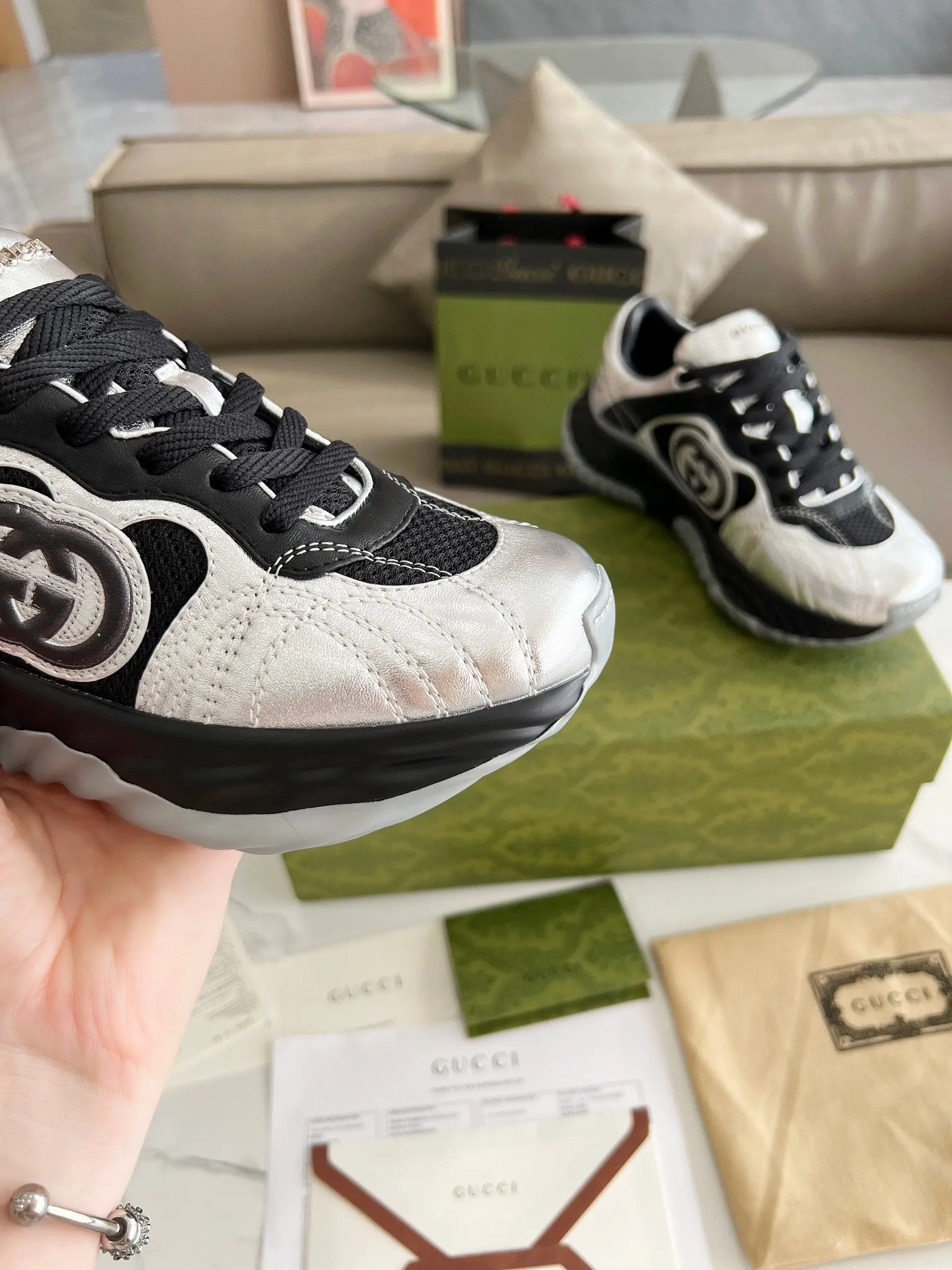 Men's men's shoes 💰780 Top version 🔝Original purchase and development [Love] This new sneaker adopts a thick-soled design, with stitched sheepskin upper and breathable mesh. Show full sense of technology. The 3D effect interlocking double G leather patch and Gucci letter metal accessories, two brand logo details, inject a dazzling texture into the overall design. The details are more substantial! ...